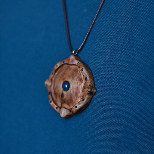 Collier en bois fait main avec style artistique Espar