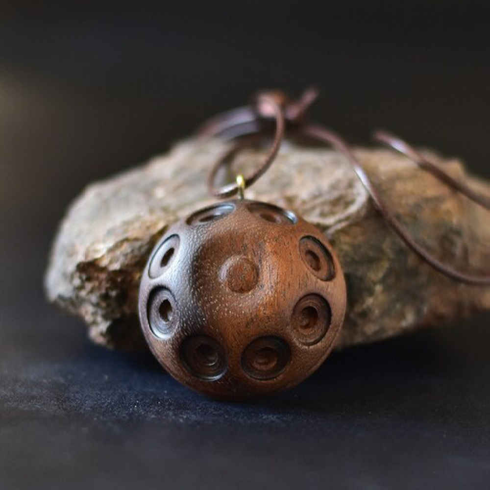 Collier en bois fait main avec style artistique Hang Drum