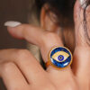 Bague Chevalière en Acier avec Lapis Recouvert de Résine et Symbole Cheshm Plaqué Or
