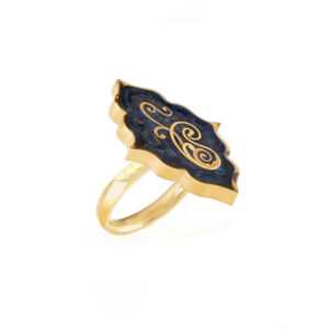 Bague Chevalière en Acier avec Grenat Recouvert de Résine et Symbole Paisley Plaqué Or