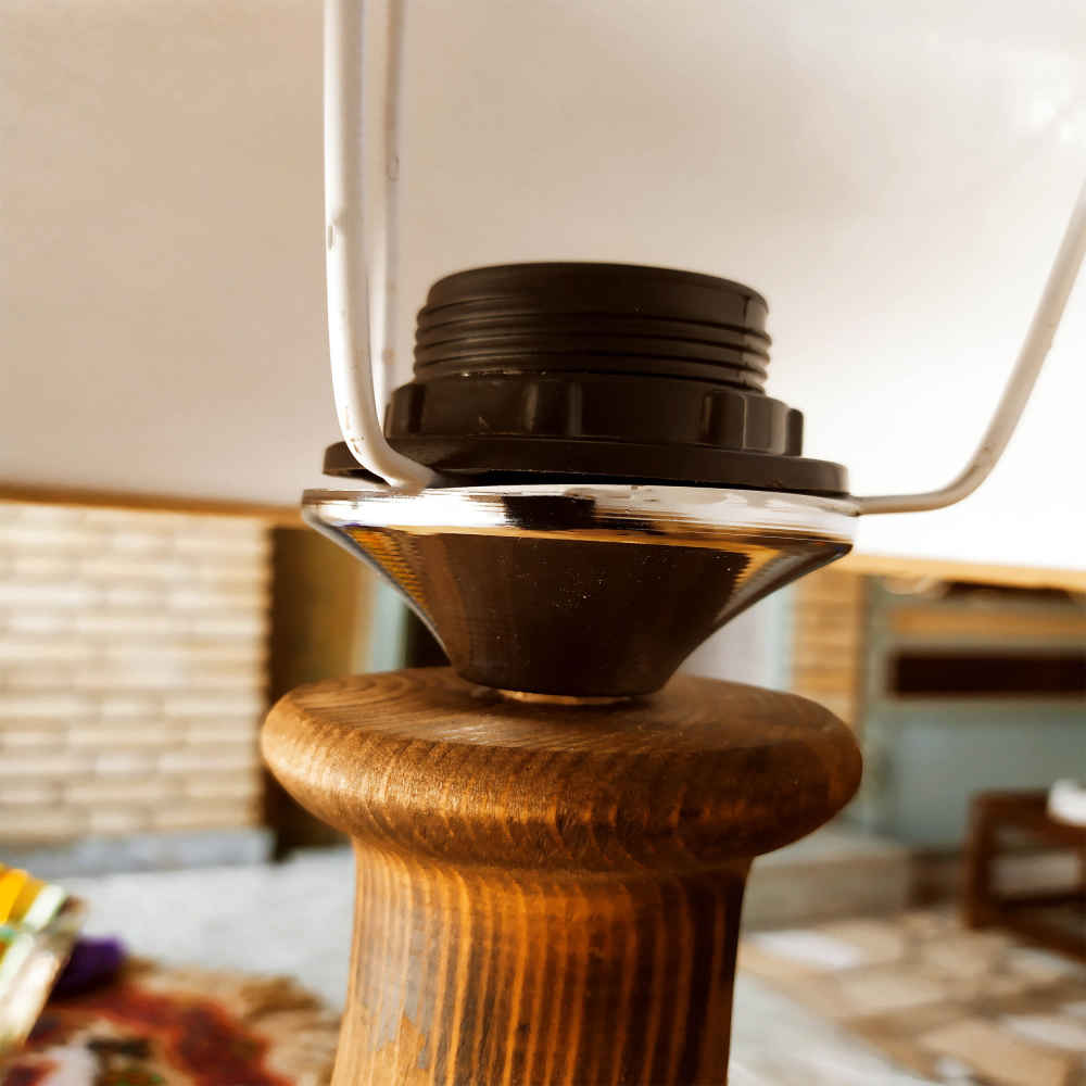 Lampe de table en bois – abat-jour en velours modèle Behnam