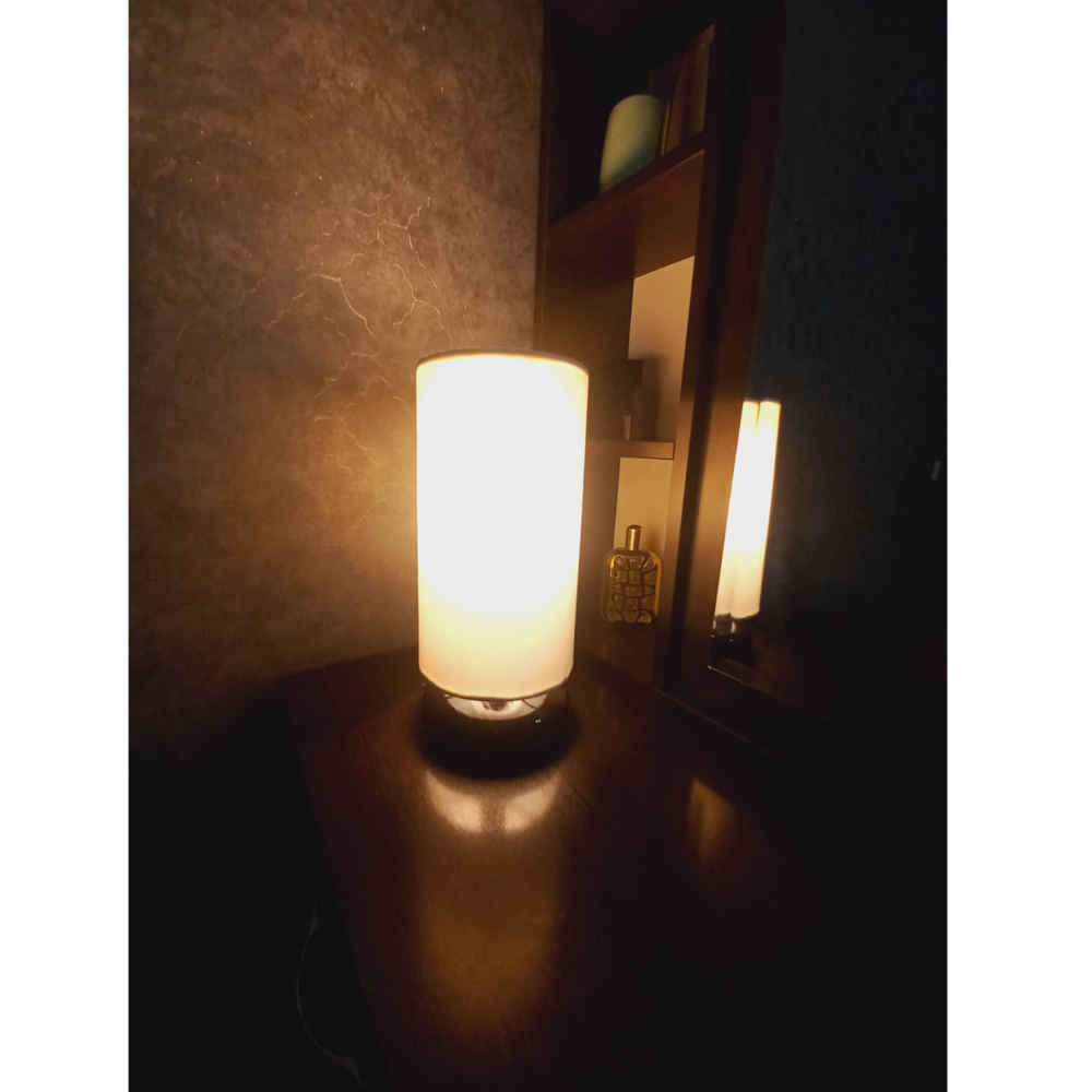 Lampe de table minimaliste en bois & chevet – fait main avec abat-jour blanc modèle Isan