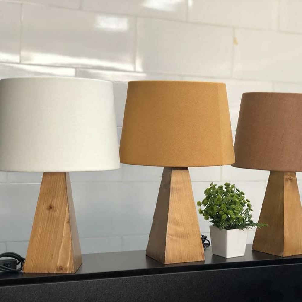 Lampe de table en bois – abat-jour en tissu modèle Kaaj