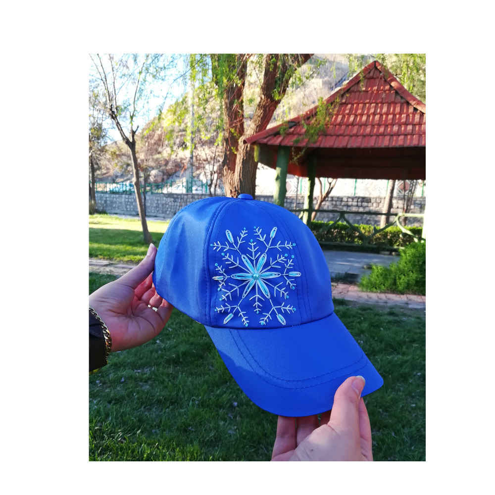 Casquette bleue brodée pour femme – Modèle Avat