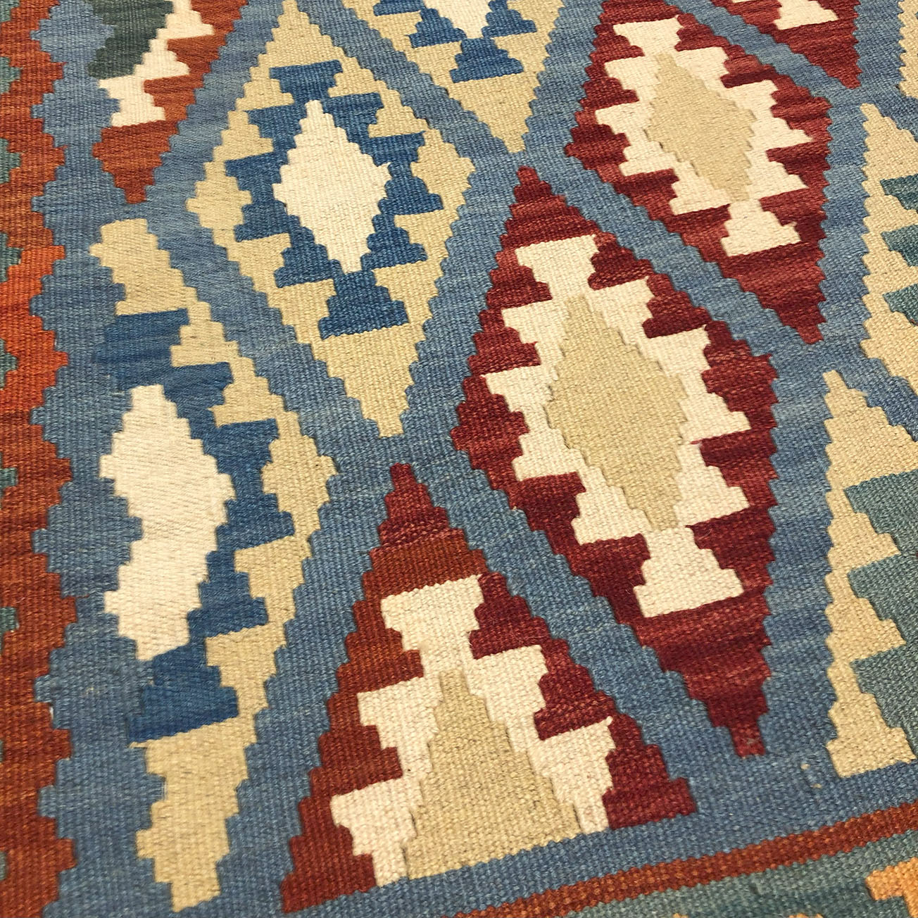 Tapis Kilim en laine persane authentique tissé à la main traditionnellement à Firuzabad géométrique