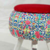 Pouf rond en velours avec pieds en bois inspiré de l'art persan bordeaux Hanife