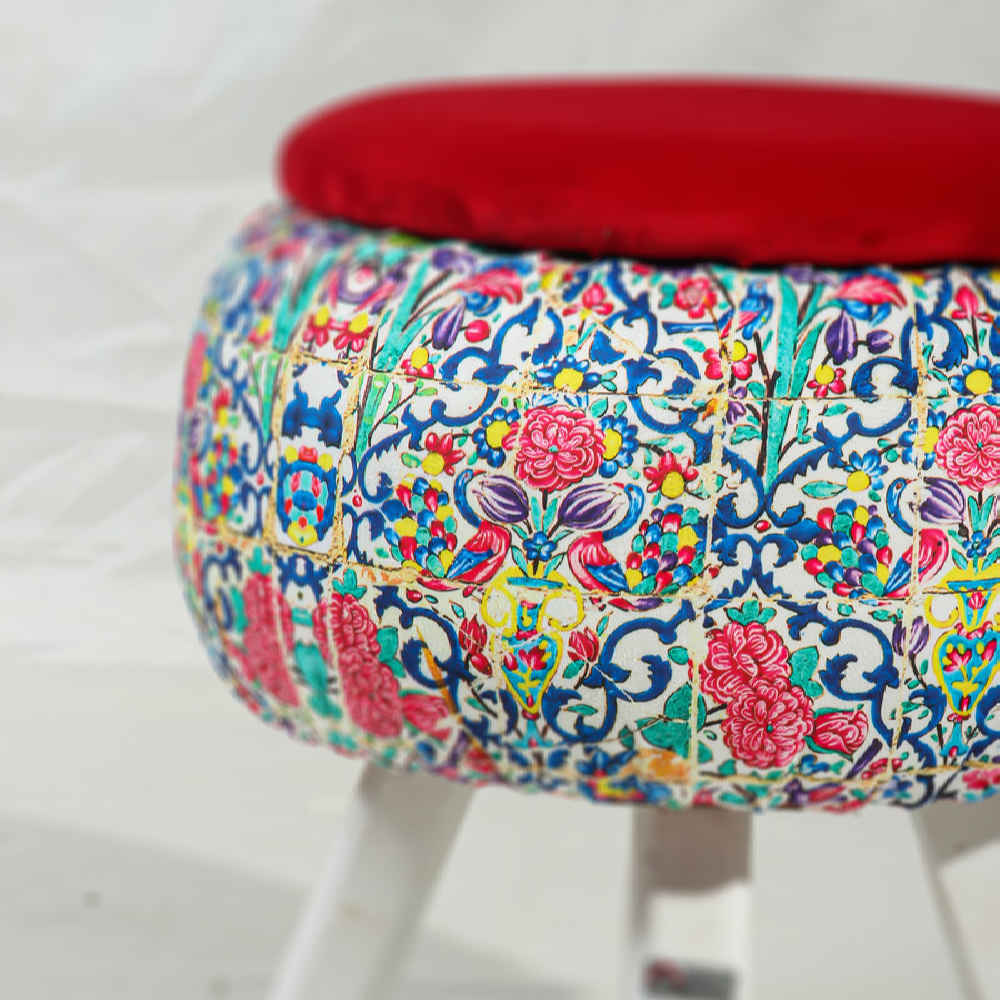 Pouf rond en velours avec pieds en bois inspiré de l’art persan bordeaux Hanife