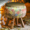 Pouf rond en velours avec pieds en bois inspiré de l'art persan marron Negar