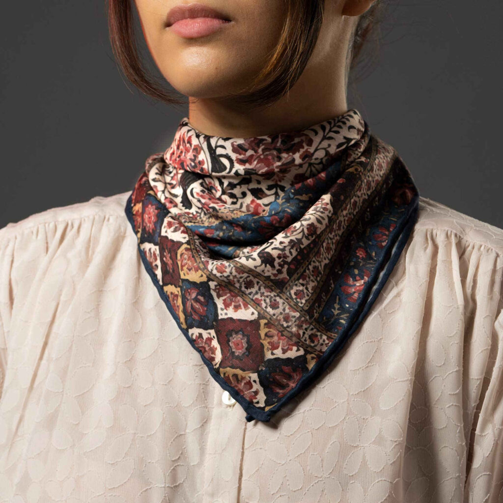 Foulard en soie persane pour femme - Luxe et vibrant carré Golestan