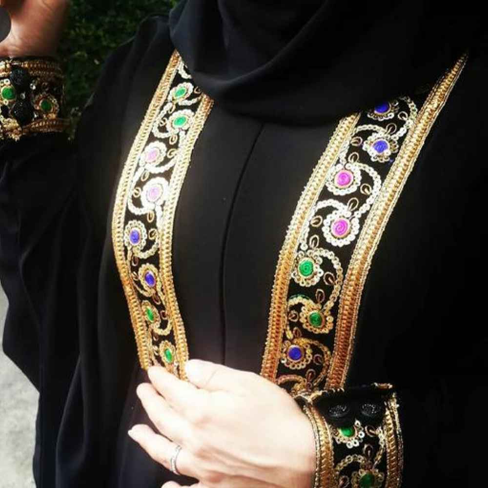 Abaya traditionnelle pour femmes musulmanes avec tissu crêpe noir doux