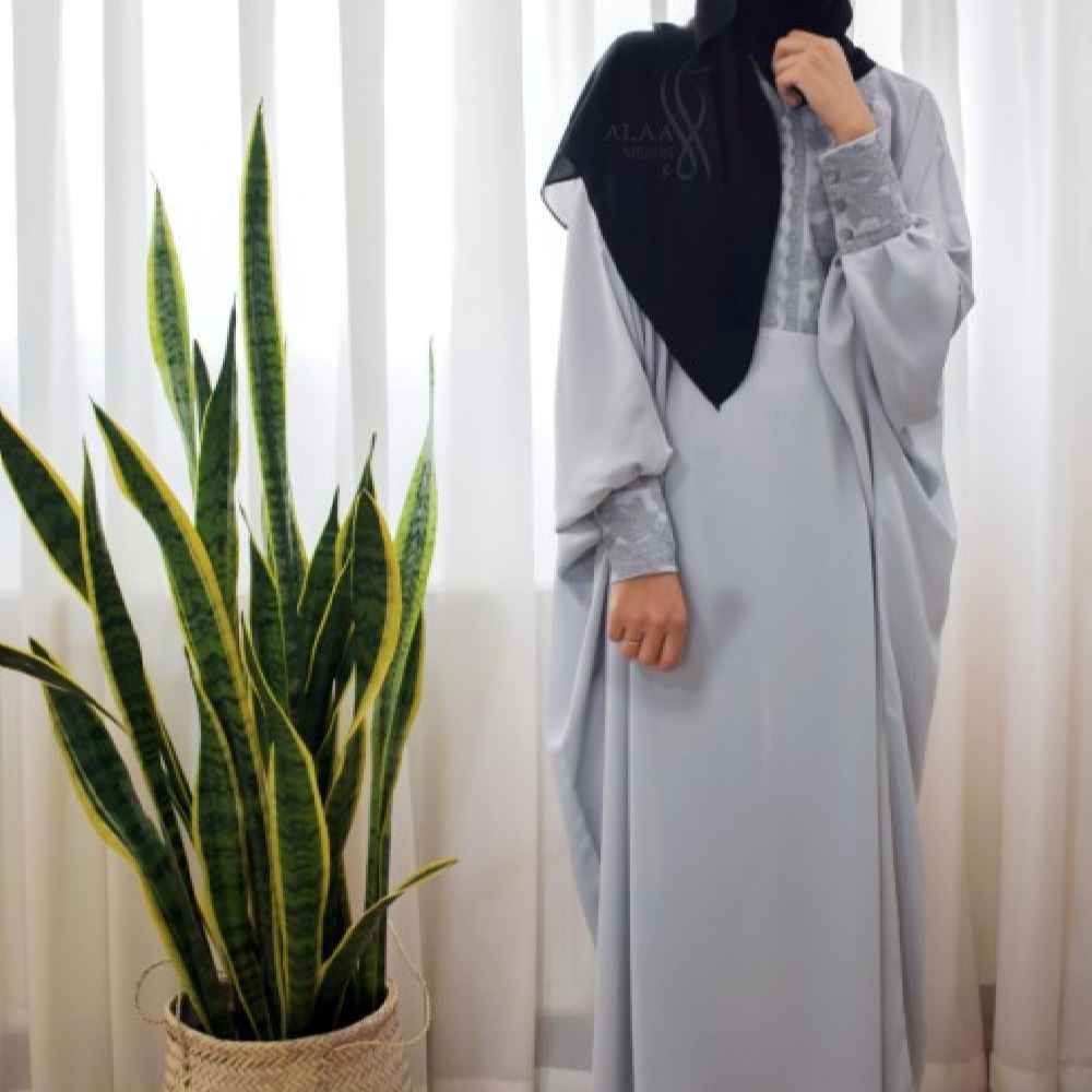 Abaya papillon élégante pour femmes musulmanes – Tissu crêpe gris doux