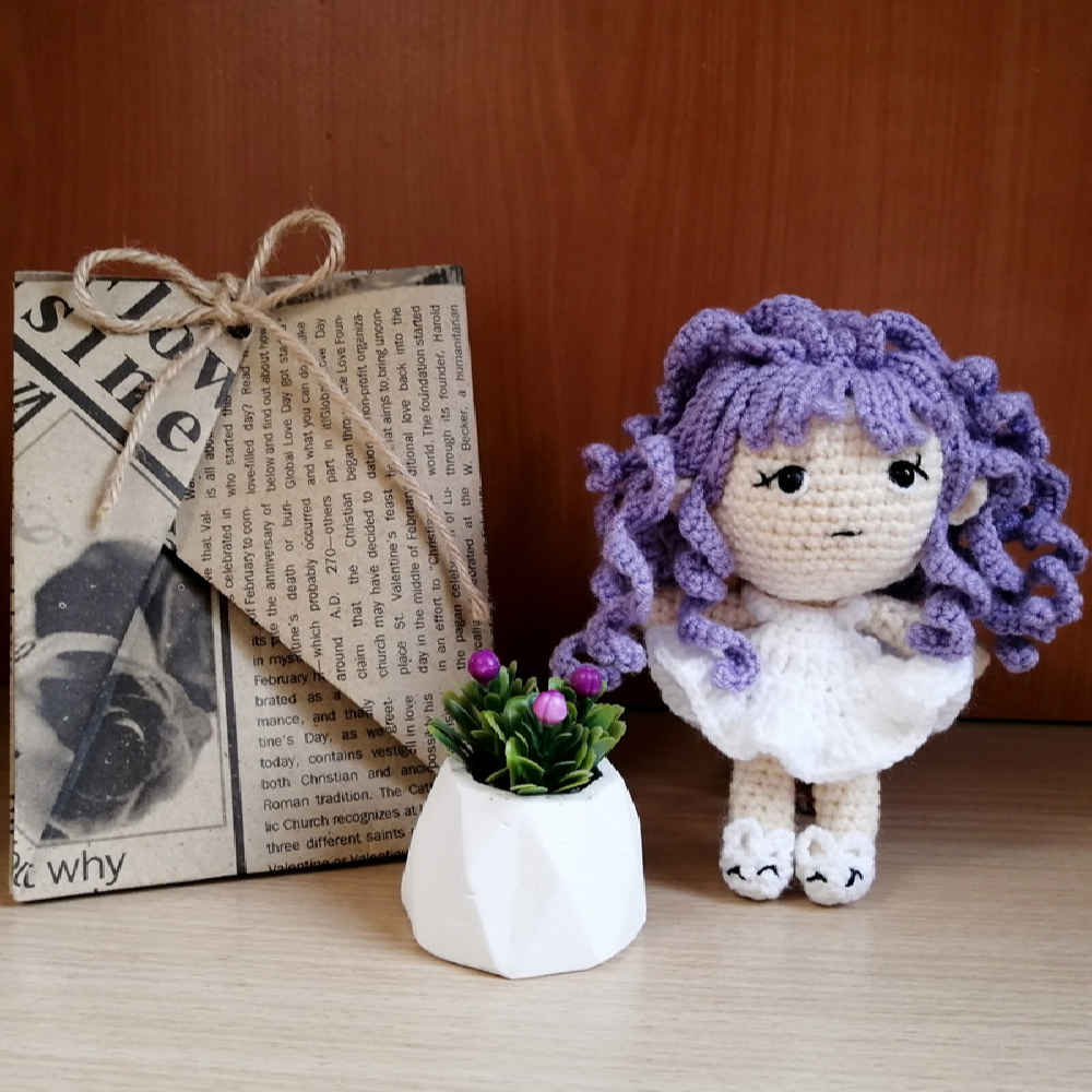 Amigurumi Poupée en Crochet Fait Main – Fille Bouclée | Jouet en Peluche Doux, Nina
