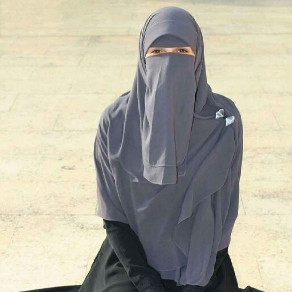 Foulard en Crêpe Islamique Gris Foncé & Demi-Niqab pour Femmes