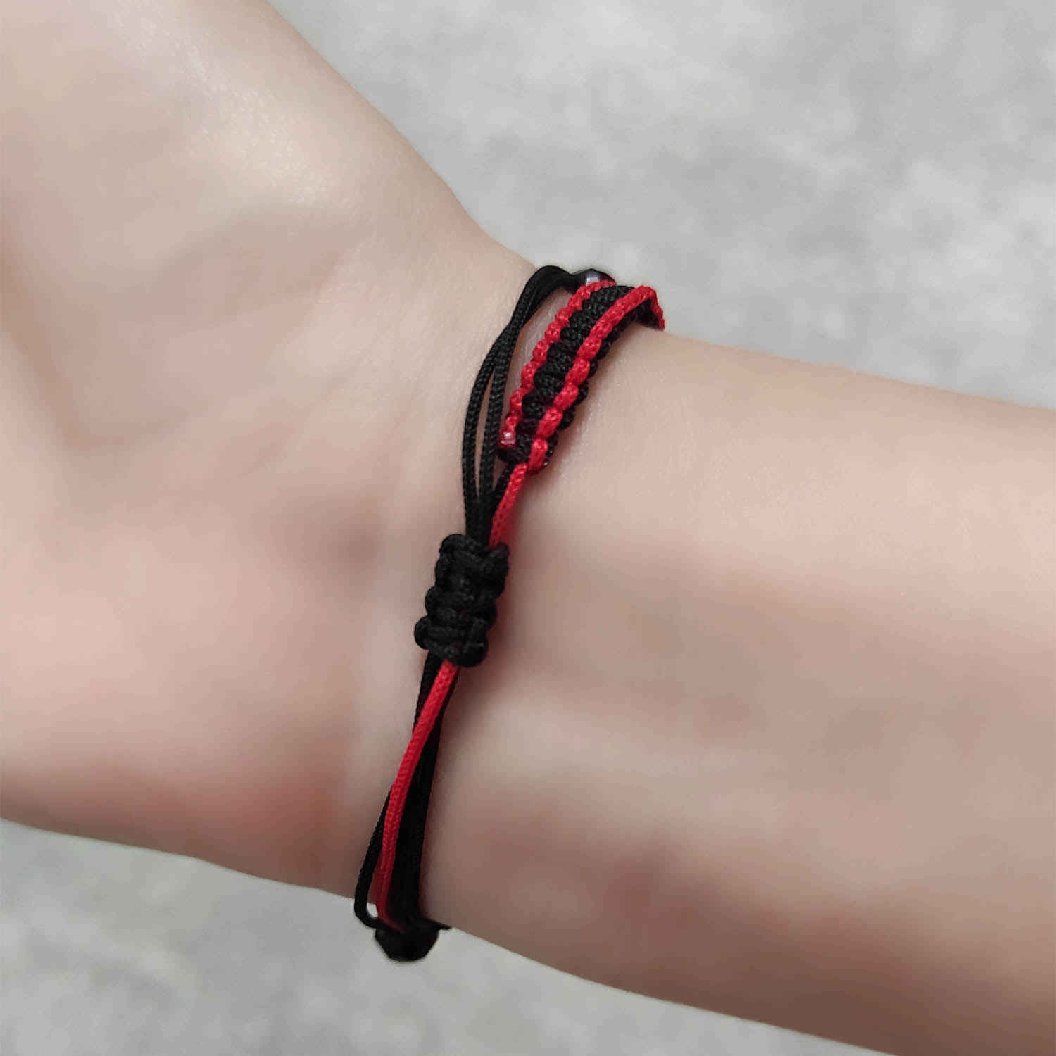 Bracelet en fil argenté persan minimaliste – Design To