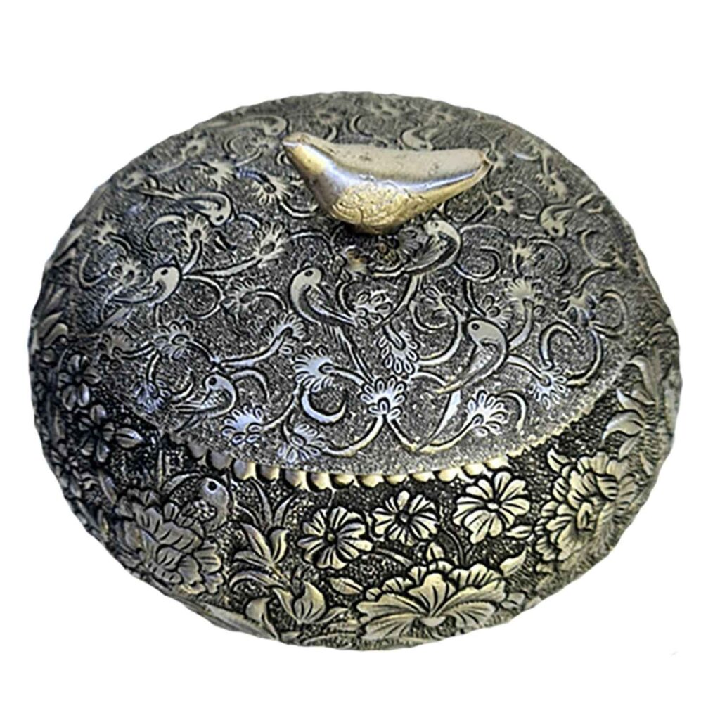 Boîte à bijoux en métal artisanale avec design technique de gravure