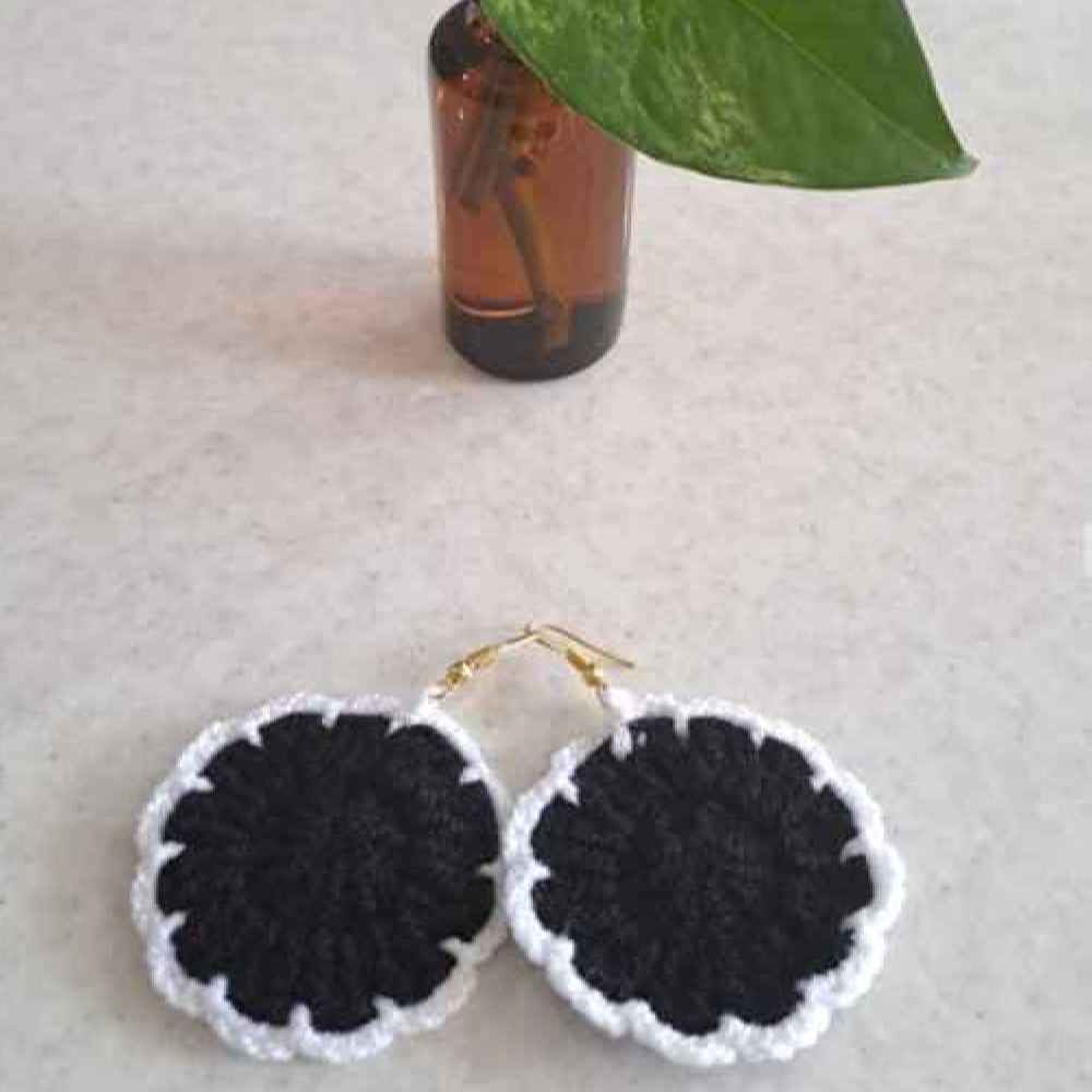 Boucles d’oreilles rondes noires pendantes tricotées, faites main pour femmes.