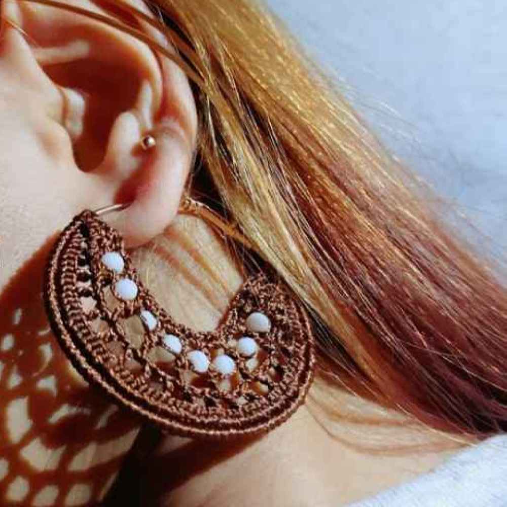 Boucles d’oreilles Lune pendantes tricotées, faites main pour femmes.