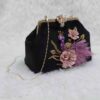 Pochette à broderie en ruban avec détail perlé de paon