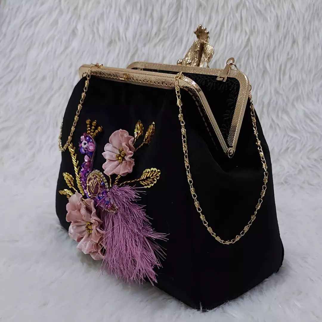Pochette à broderie en ruban avec détail perlé de paon