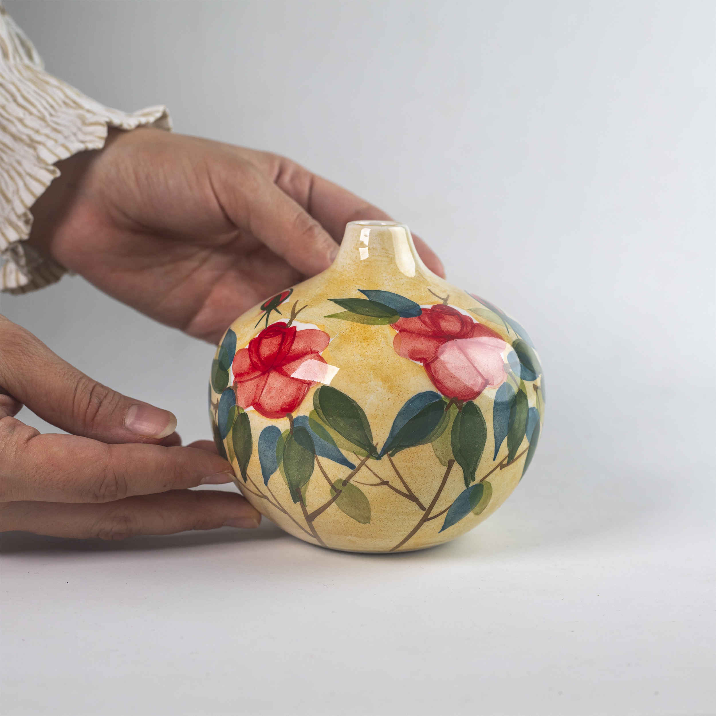 Vase à une tige en poterie fait main pour petits espaces, peint à la main, motif floral.