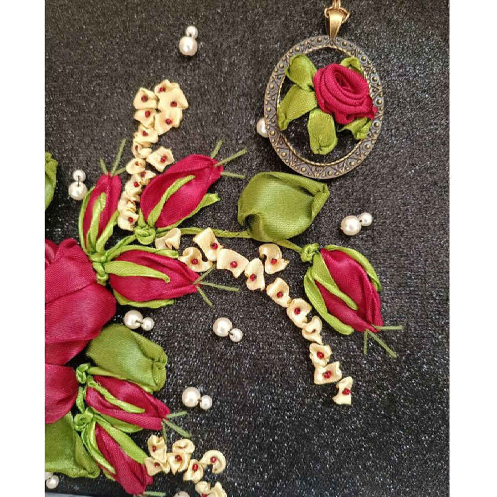 Pochette à broderie en ruban – Velours avec design Sara