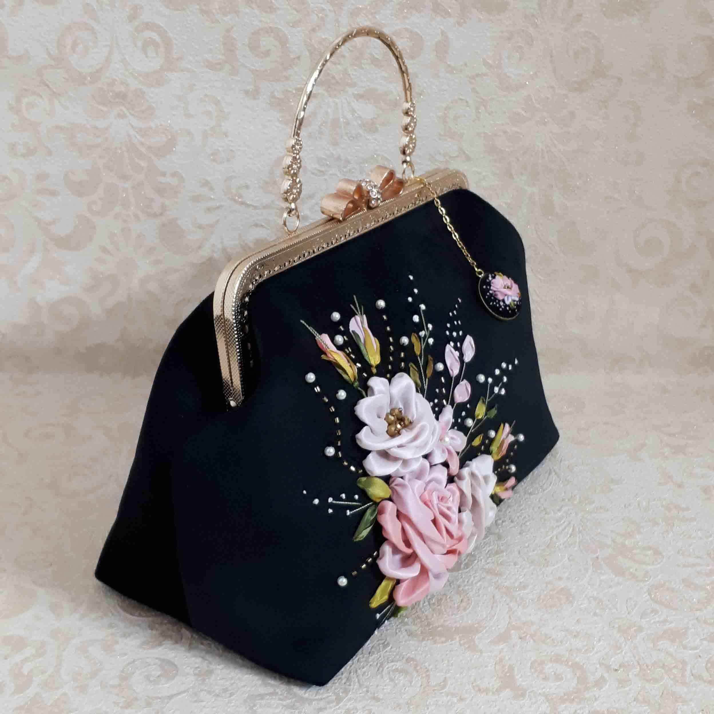 Pochette à broderie en ruban – Velours avec design Aviz