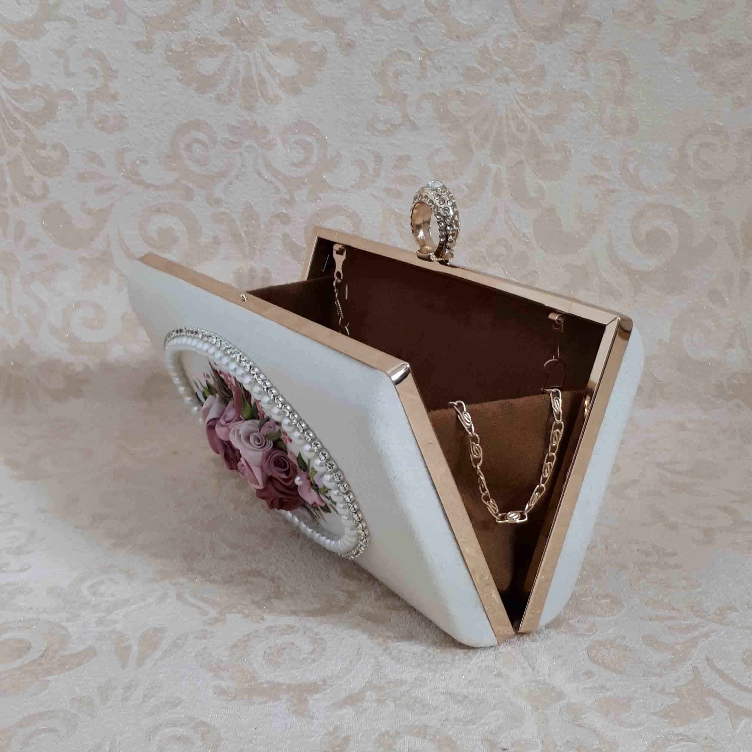 Pochette en broderie de ruban avec détails floraux pour soirée