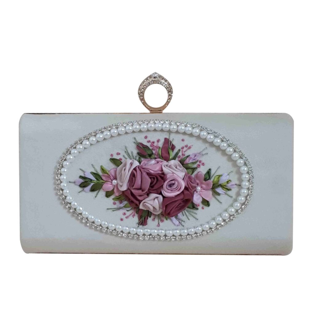 Pochette en broderie de ruban avec détails floraux pour soirée