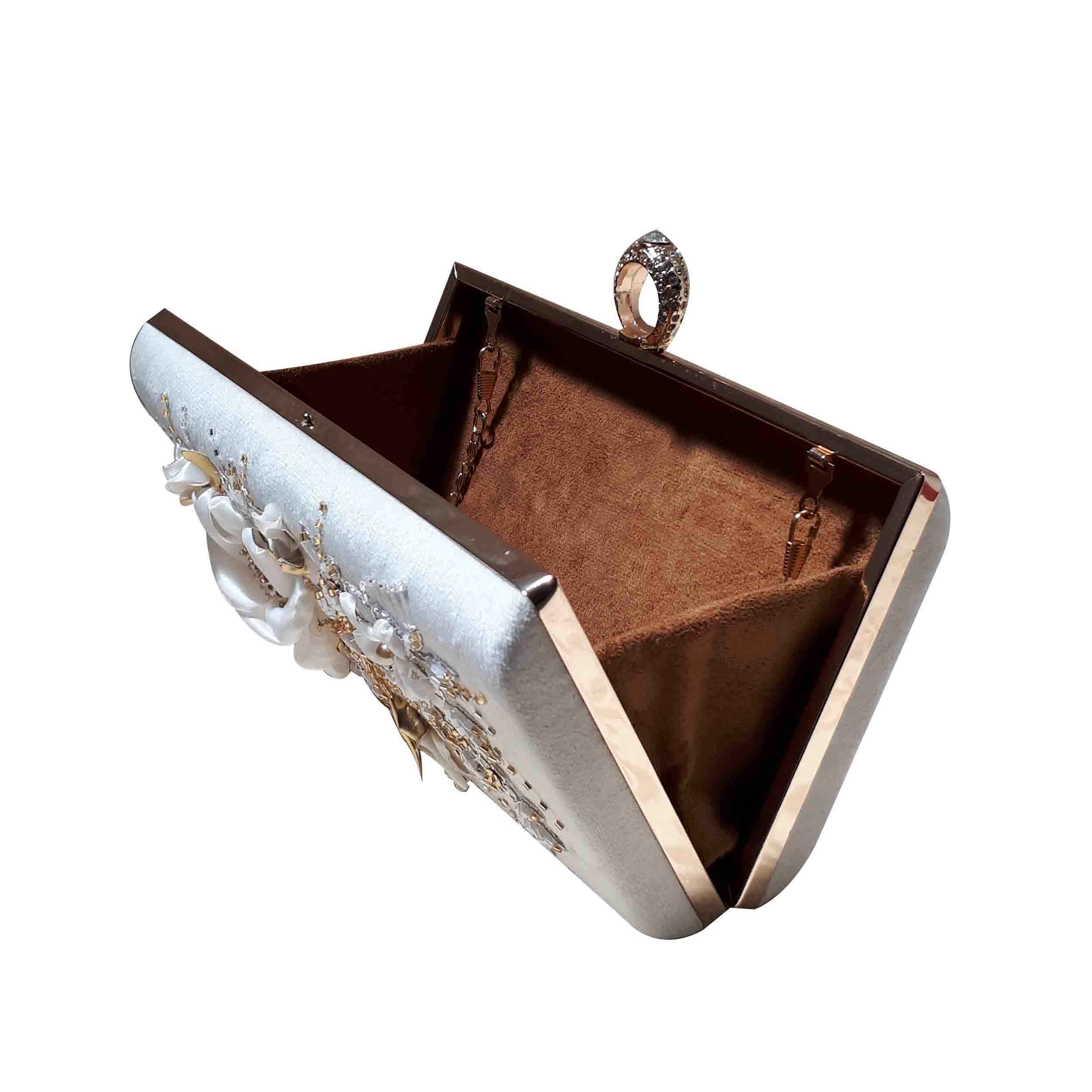 Pochette en broderie de ruban avec détails en perles pour soirée