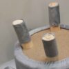 Pouf rond en velours avec pieds en bois modèle Childlike