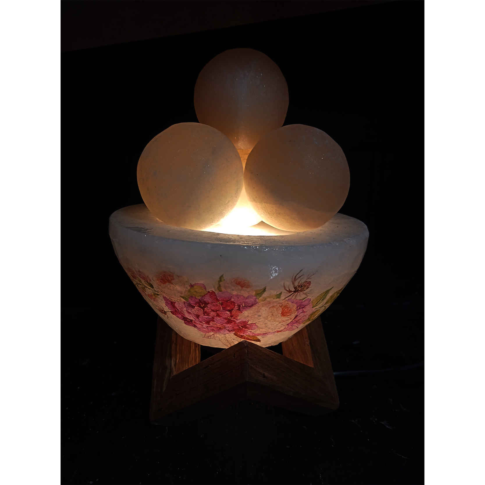 Lampe de sel persan en bol – modèle floral avec morceaux ronds et base en bois
