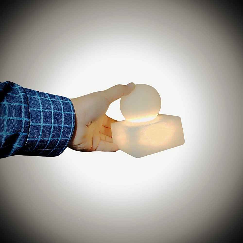 Lampe en sel en forme de globe islamique artisanale avec calligraphie du Verset du Trône