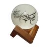 Lampe en sel en forme de globe islamique artisanale avec base en bois et calligraphie du verset Wa In Yakad