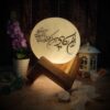 Lampe en sel en forme de globe islamique artisanale avec base en bois et calligraphie du verset Wa In Yakad