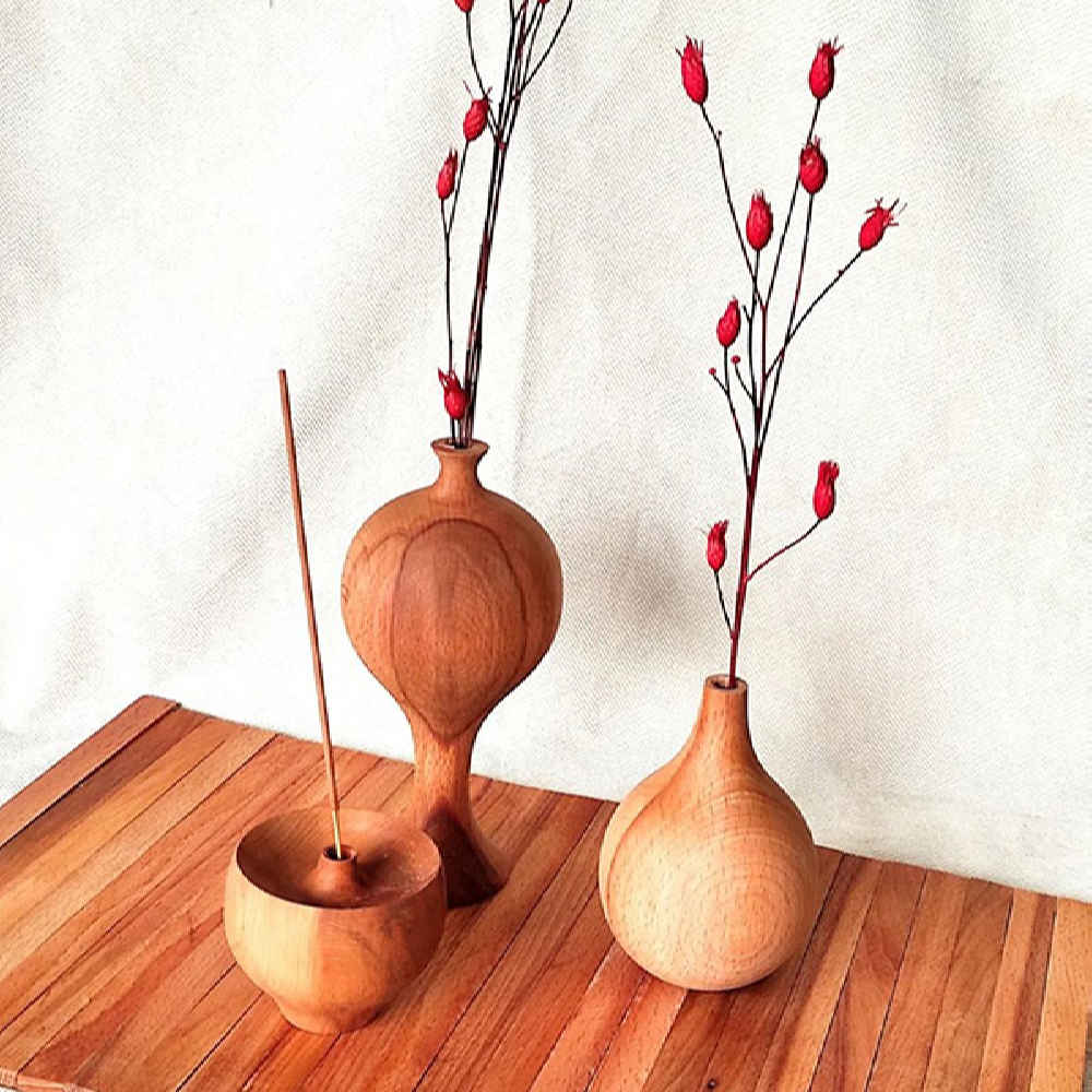 Vases miniatures en bois faits main, style rustique, adaptés à la décoration.