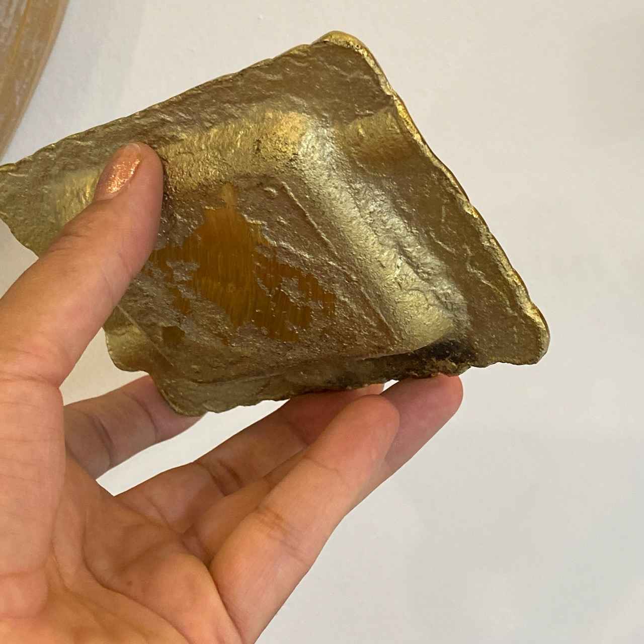 Cendrier en laiton gravé à la main – Design rectangulaire artistique