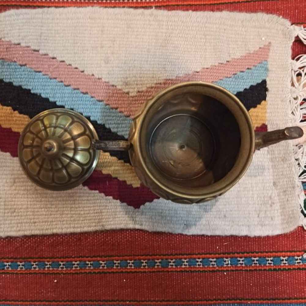 Théière en laiton persan artisanale avec design gravé élégant Ligné