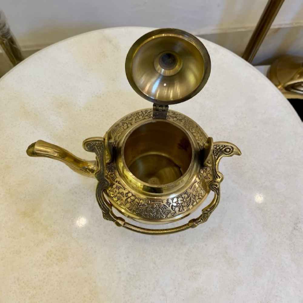 Théière en laiton artisanale avec design floral élégant Paon