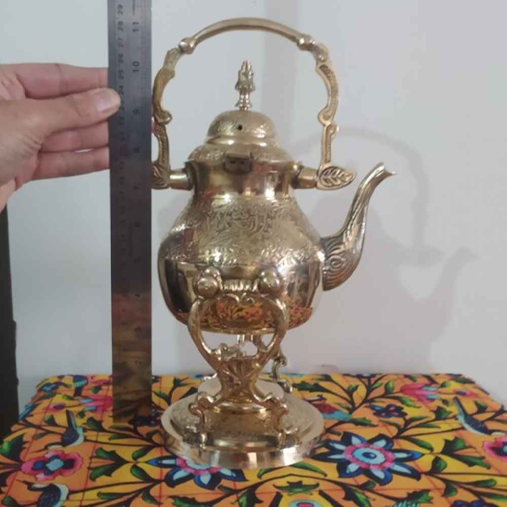 Théière en laiton et réchaud gravés à la main avec design gravé élégant Golden