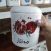 Bocal en céramique pour stocker de la pâte de tomate et de grenade