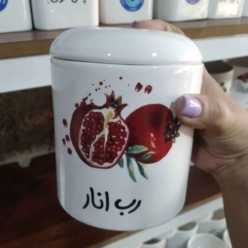 Bocal en céramique pour stocker de la pâte de tomate et de grenade