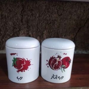 Bocal en céramique pour stocker de la pâte de tomate et de grenade