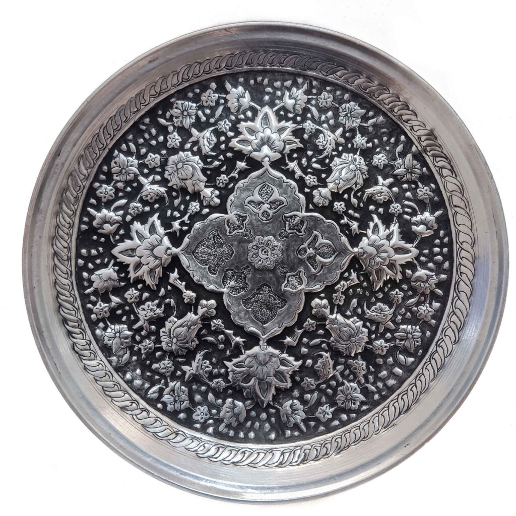 Assiette Décorative Persane en Cuivre Gravée Motifs Floraux Complexes