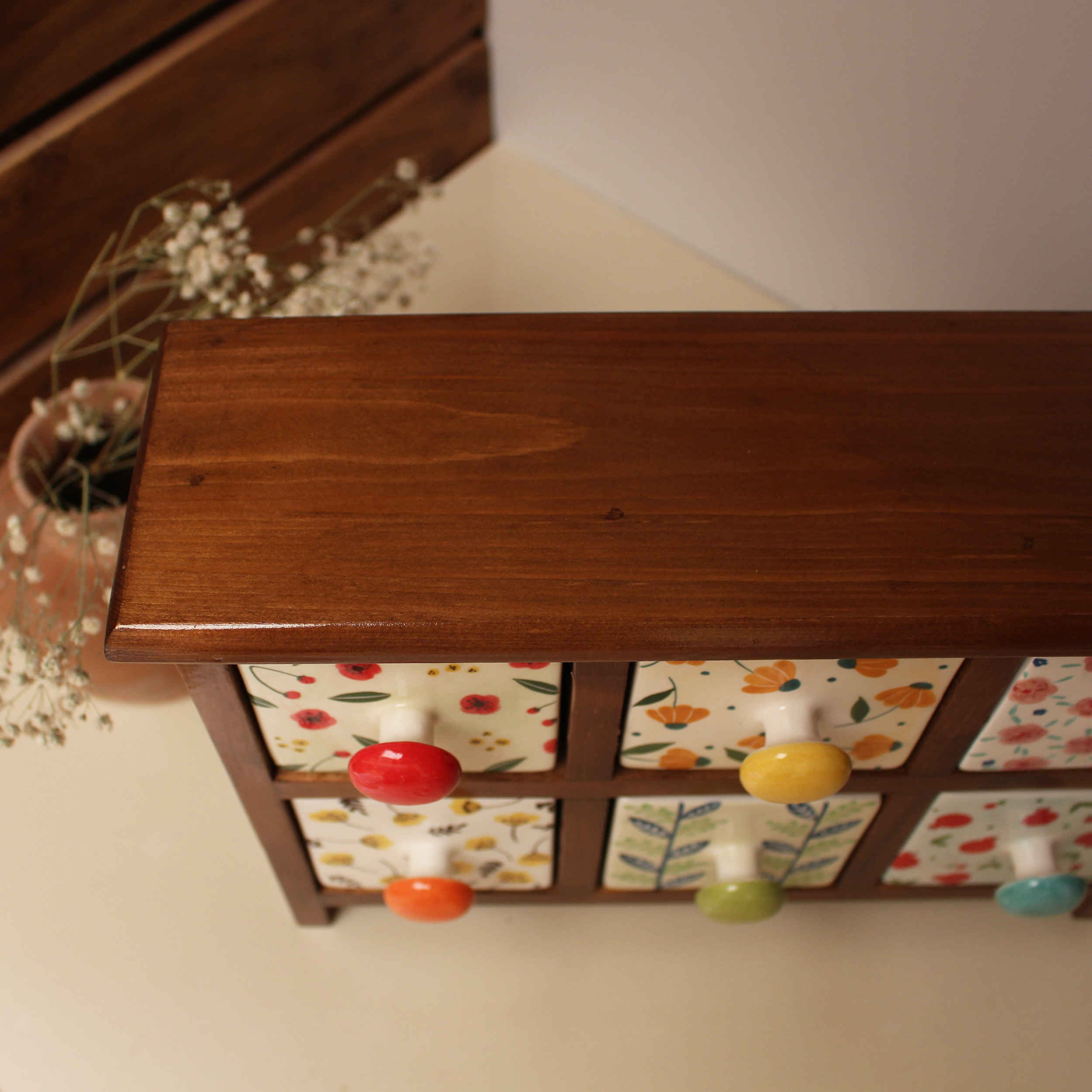 Commode en bois avec 6 tiroirs en céramique fabriquée à la main
