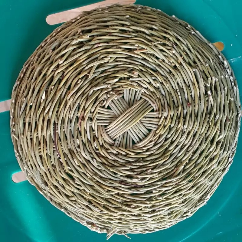 Panier en osier naturel tissé à la main en brun