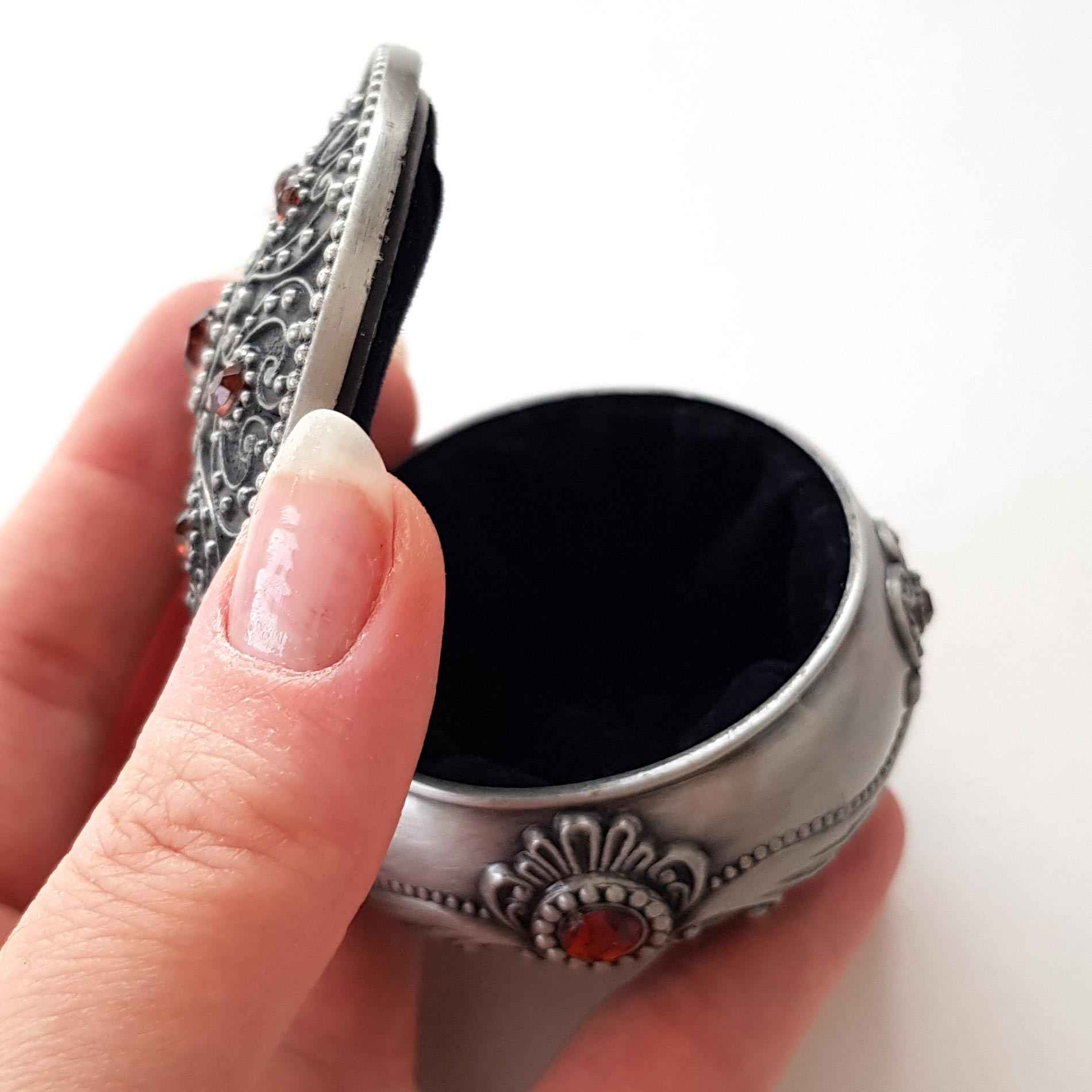 Boîte à bijoux en métal au design vintage avec gemme rouge