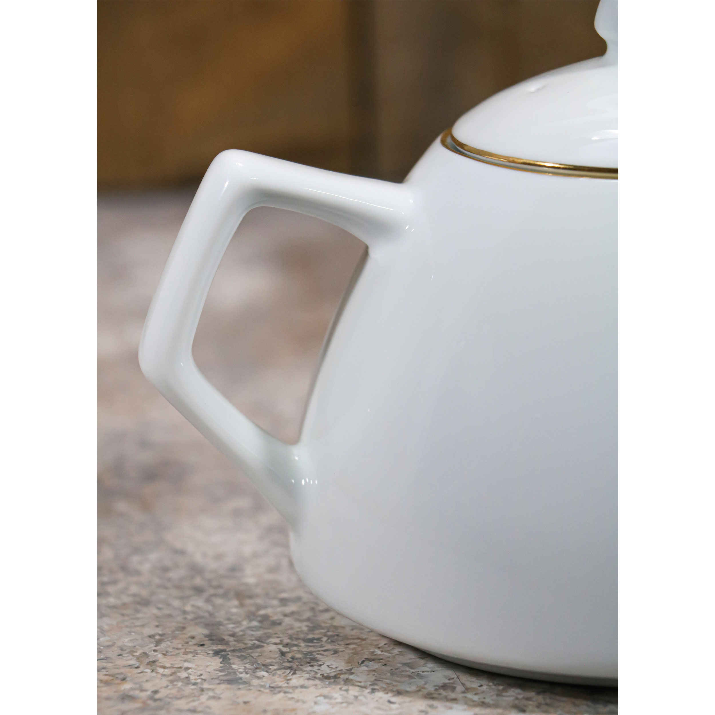 Théière de service en porcelaine avec design de lignes dorées Royal