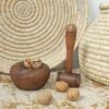 Casse-noix en bois rustique – Bol à noix fait main avec maillet pour une ouverture traditionnelle des noix