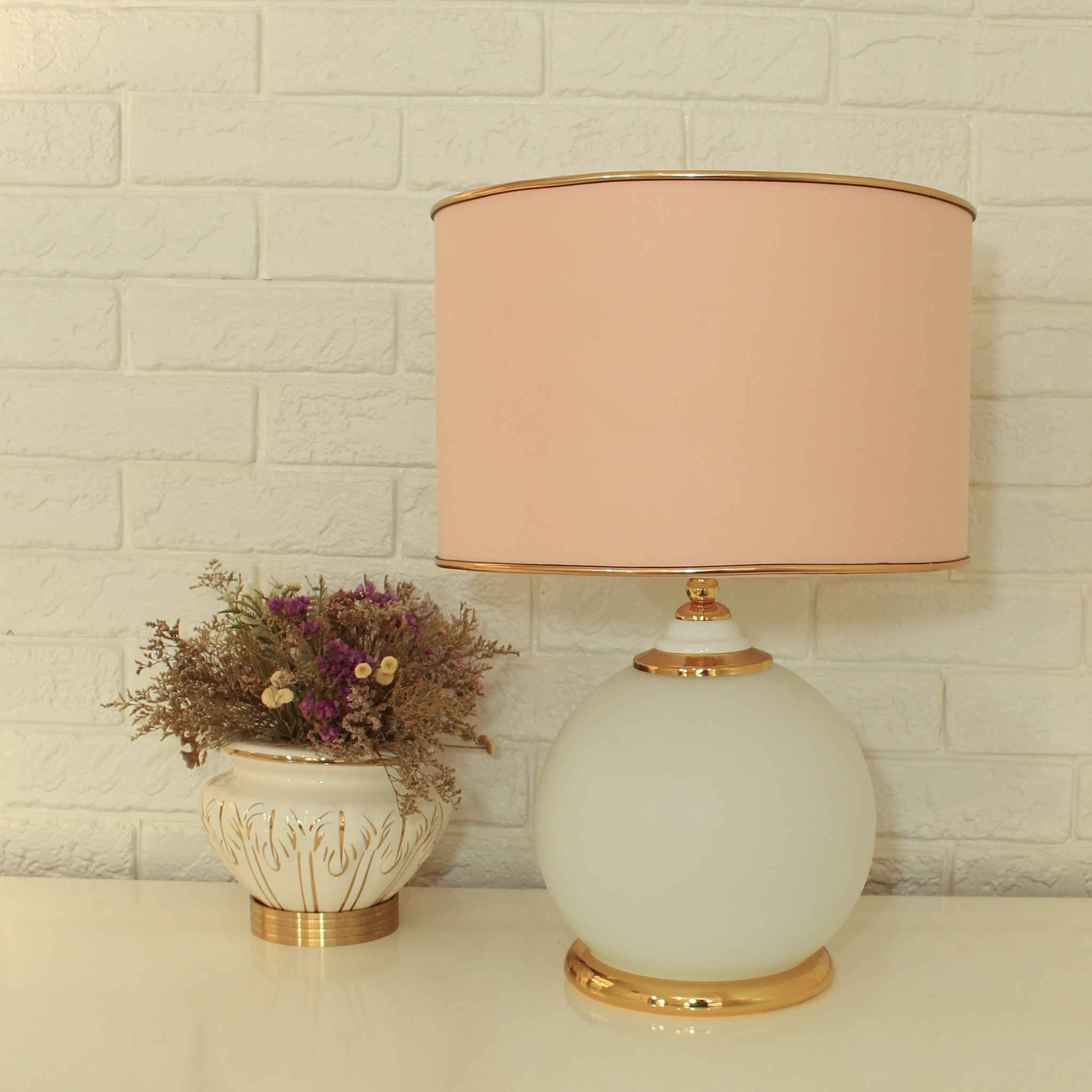 Lampe de table avec abat-jour tambour en tissu – modèle Orb Aserin