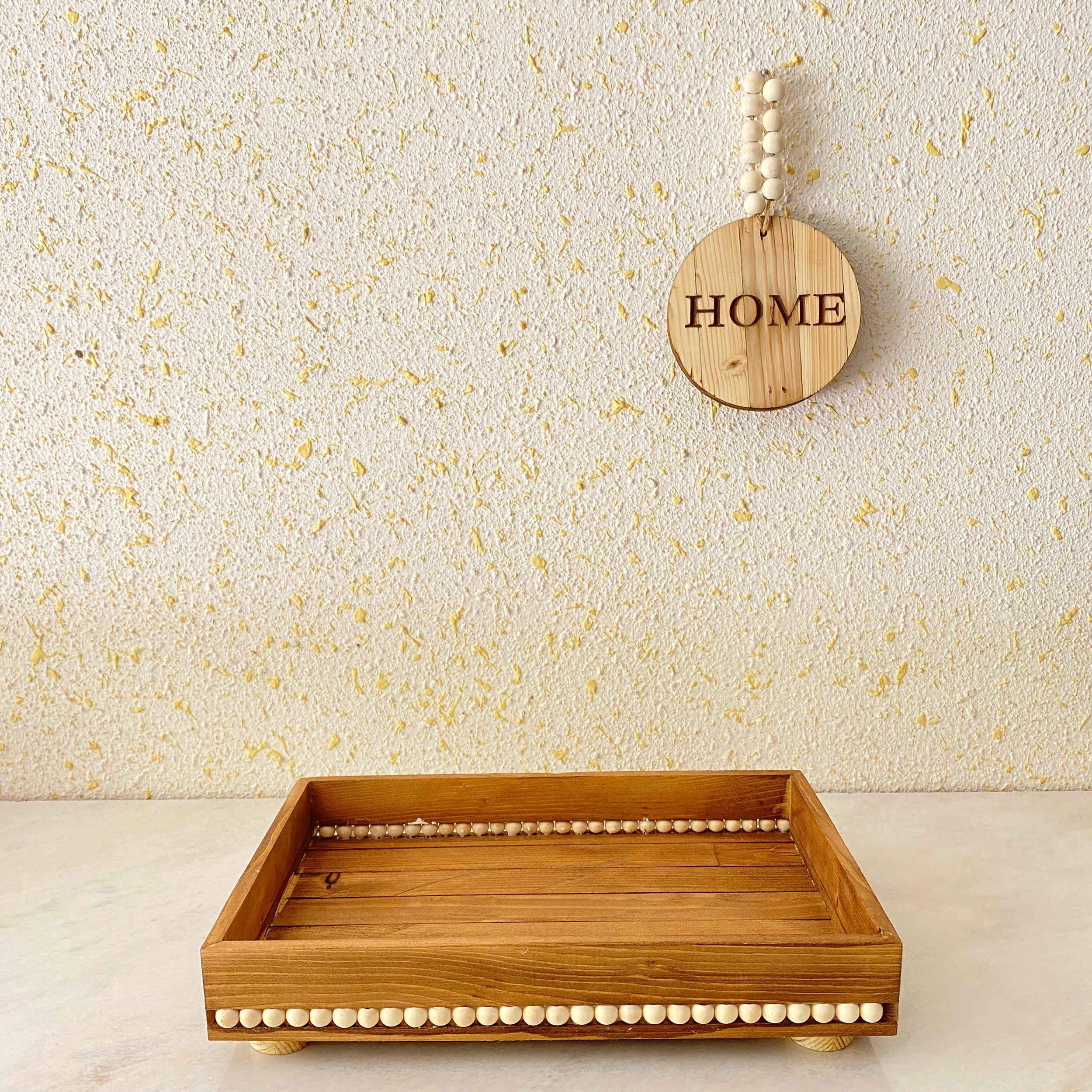 Plateau de service décoratif en bois avec perles et base